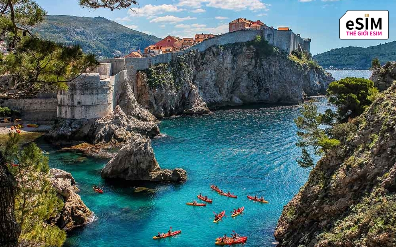 Những bức tường thành cổ kính tại Dubrovnik ôm trọn lấy mặt biển Adriatic xanh thẳm đẹp tựa như những thước phim điện ảnh